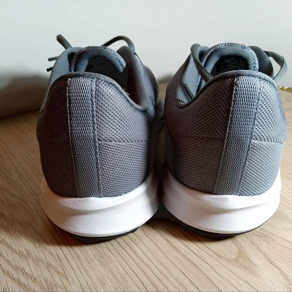 NWT Nike Women's size 12 Running Shoes in Sparkling Silver! - Picture 11 of 15